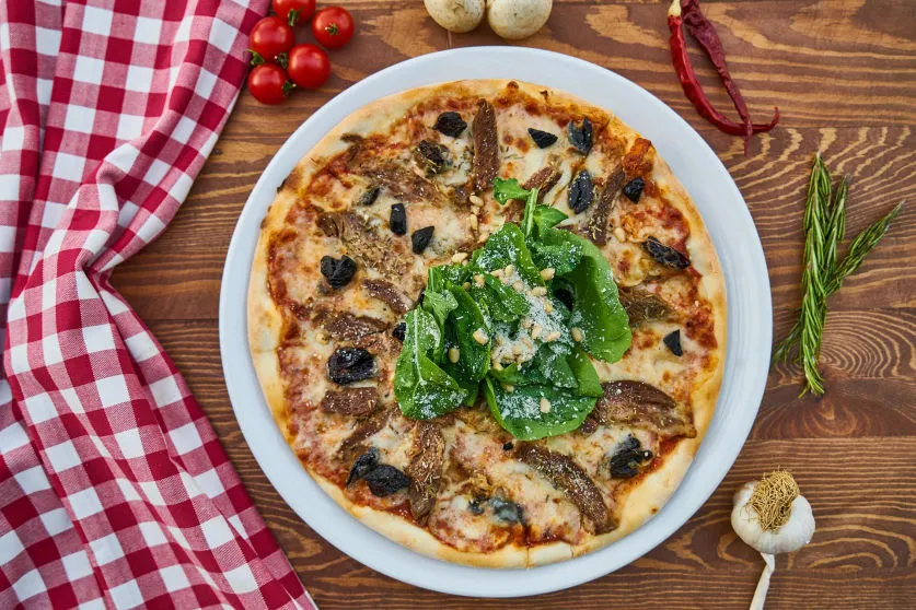 Kézműves pizza friss zöldségekkel