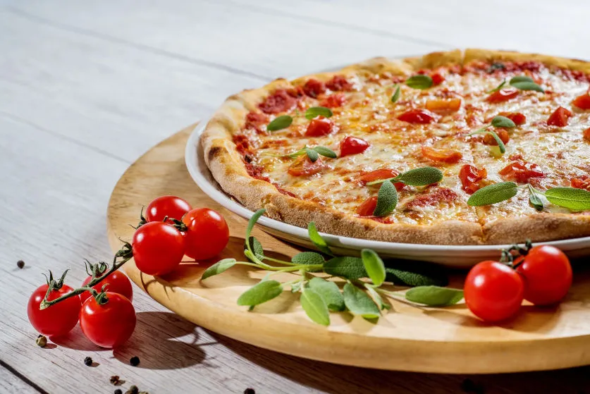 Friss pizza paradicsommal és fűszerekkel