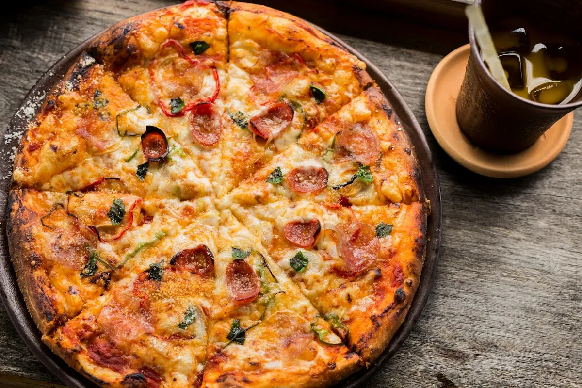 Házi pizza aranyszínűre sütve