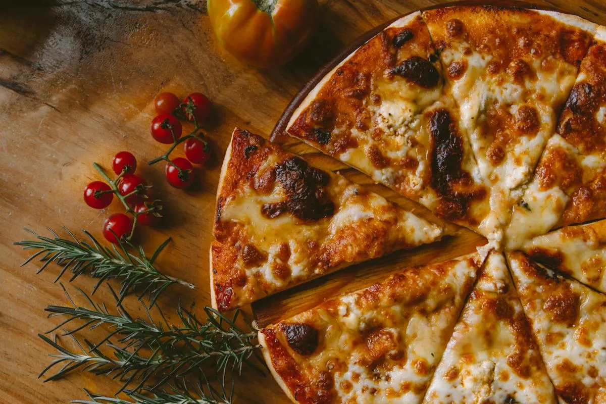 Piros paradicsomos pizza és friss fűszerek