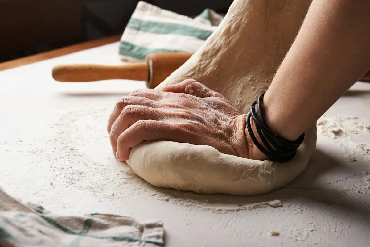 Pizzatészta kézi dagasztása
