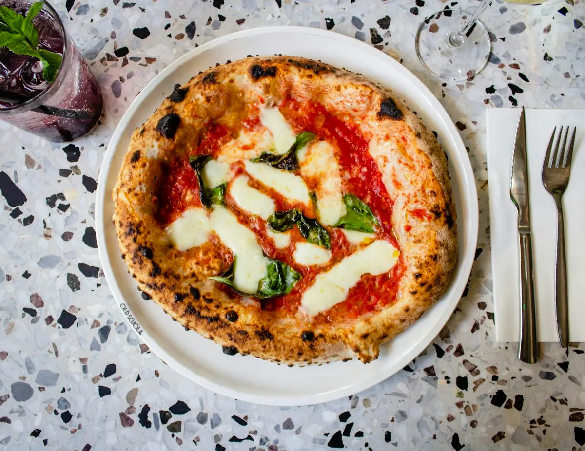 Olasz pizza mozzarellával és bazsalikommal