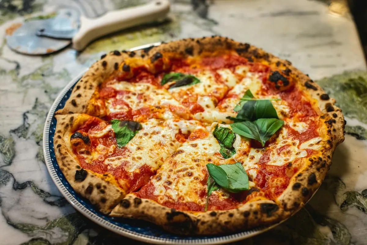 Pizzalapon tálalt szeletelt pizza