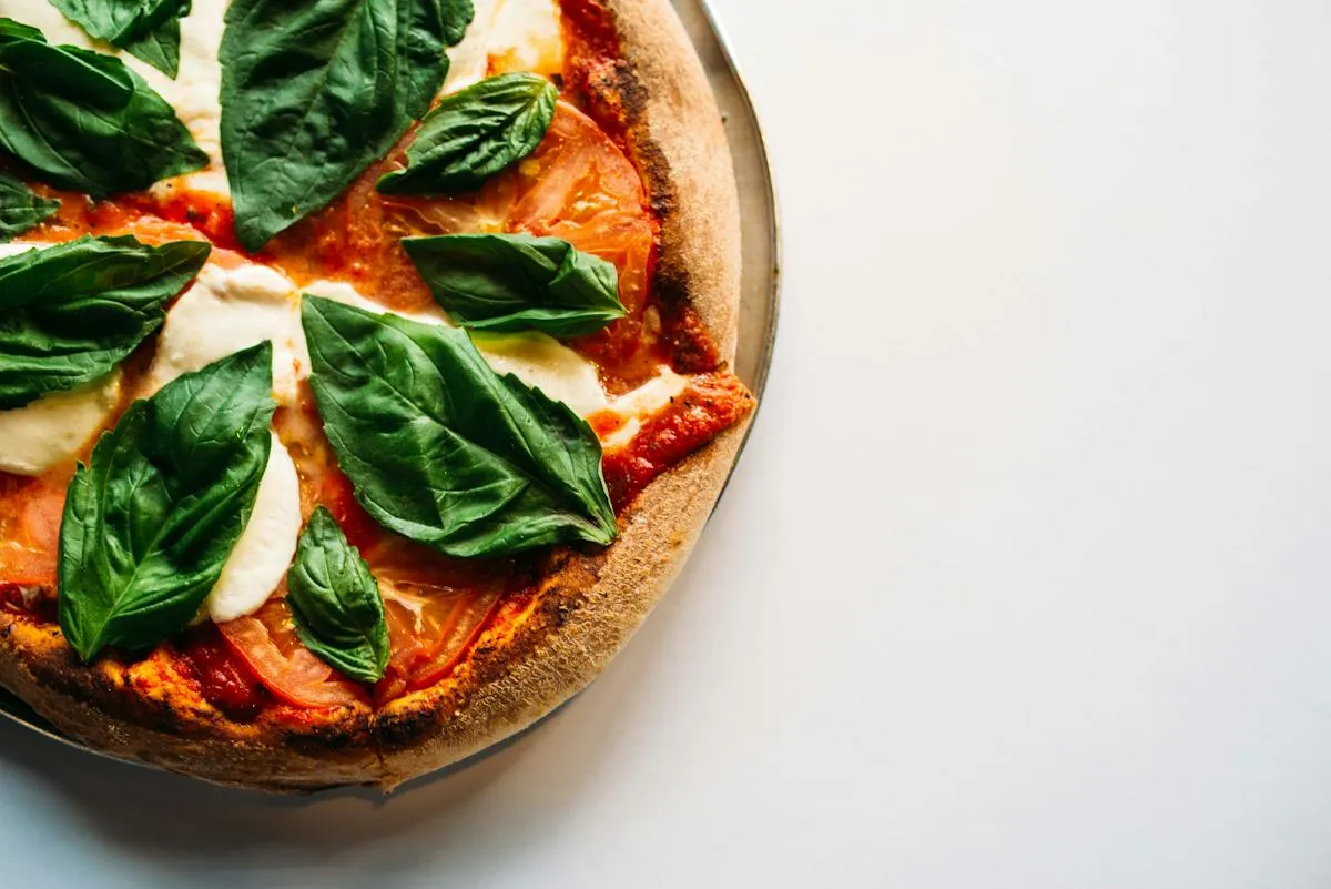 Friss bazsalikomos pizza közelről