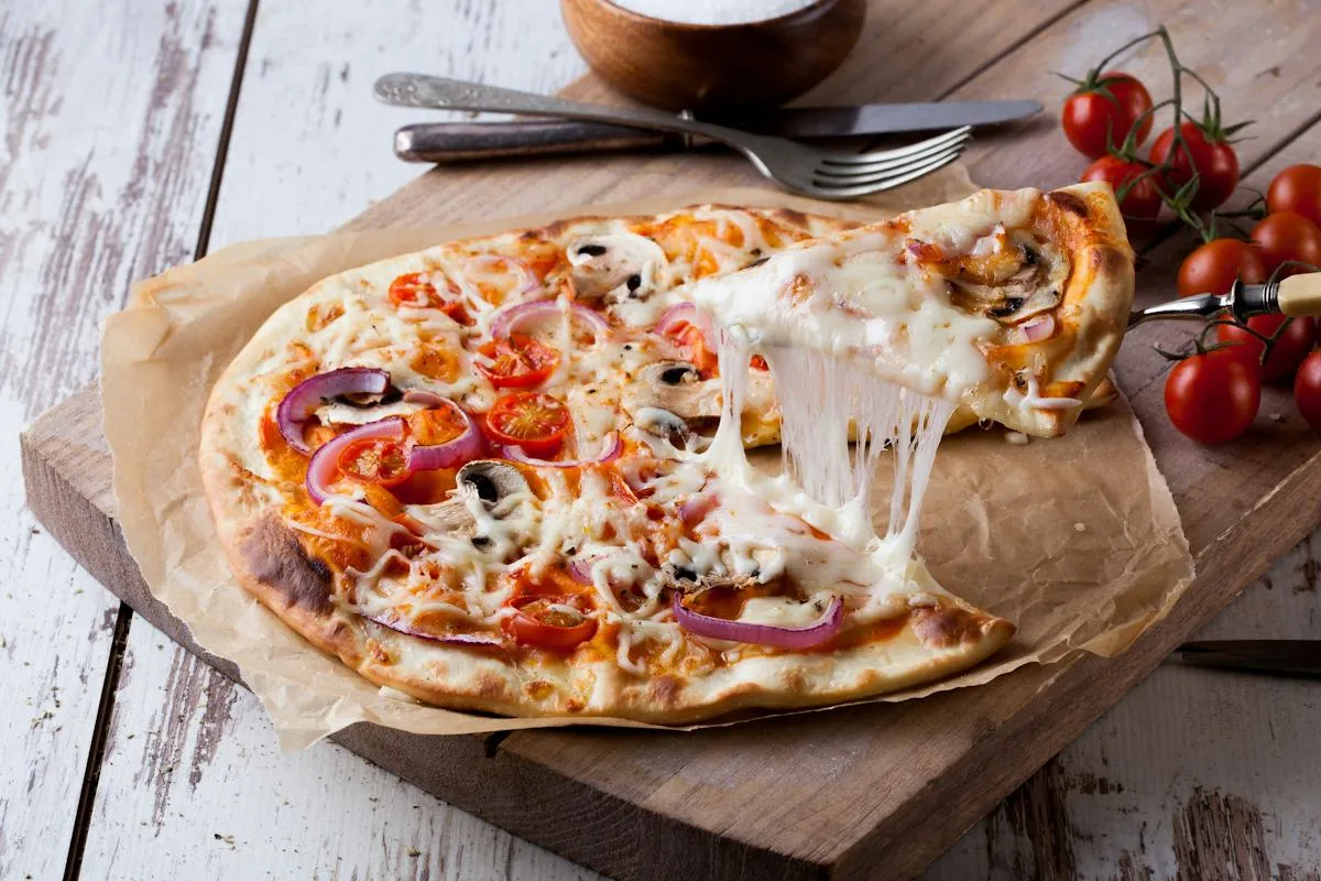 Pizzaszelet friss feltéttel tálalva