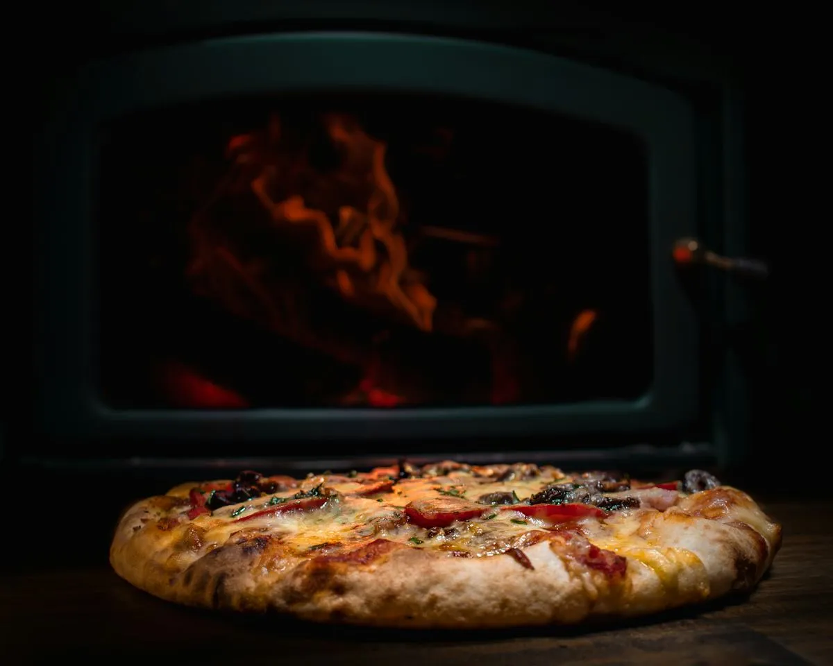 Pizza egy működő kemence előtt