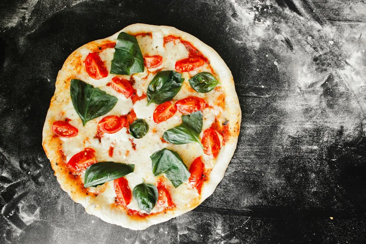 Margherita pizza mozzarellával és bazsalikommal