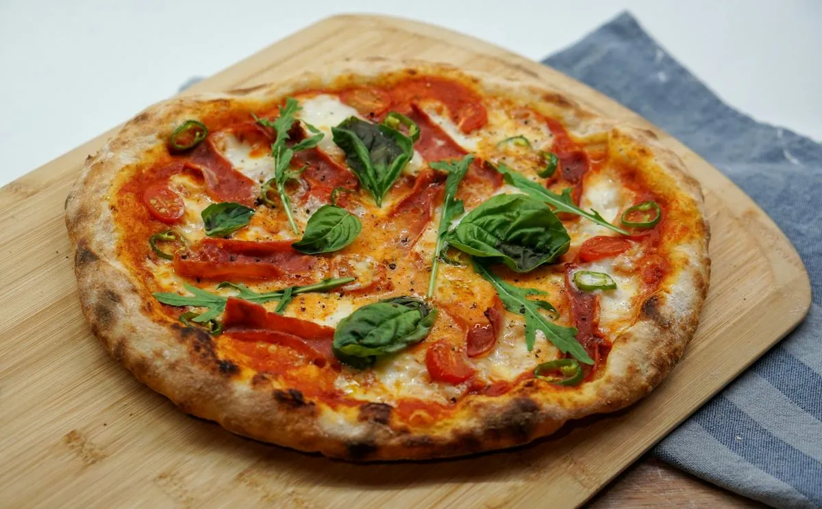 Bazsalikomos paradicsomos pizza
