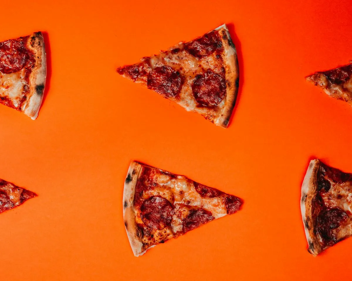 Pizzaszeletek narancssárga háttéren