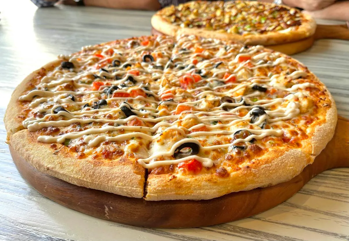Sajttal megszórt, felszeletelt pizza