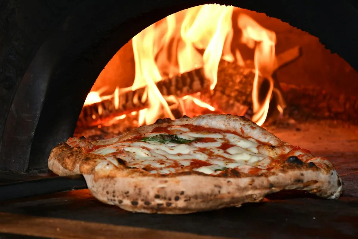 Pizza fatüzelésű kemencében