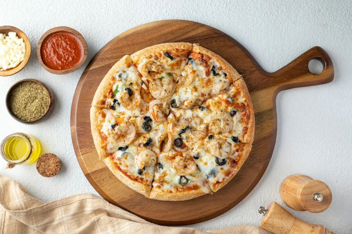 Sült pizza fa pizzalapáton