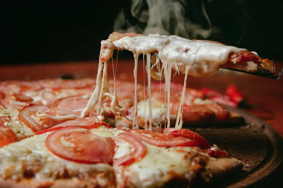 Olvadó sajtos pizza közeli felvétele