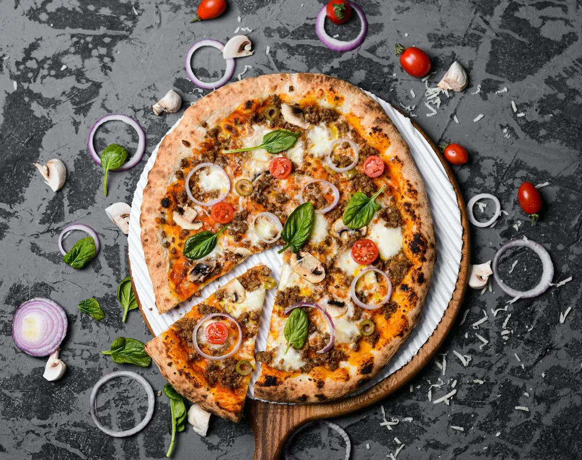Frissen sült pizza fűszernövényekkel