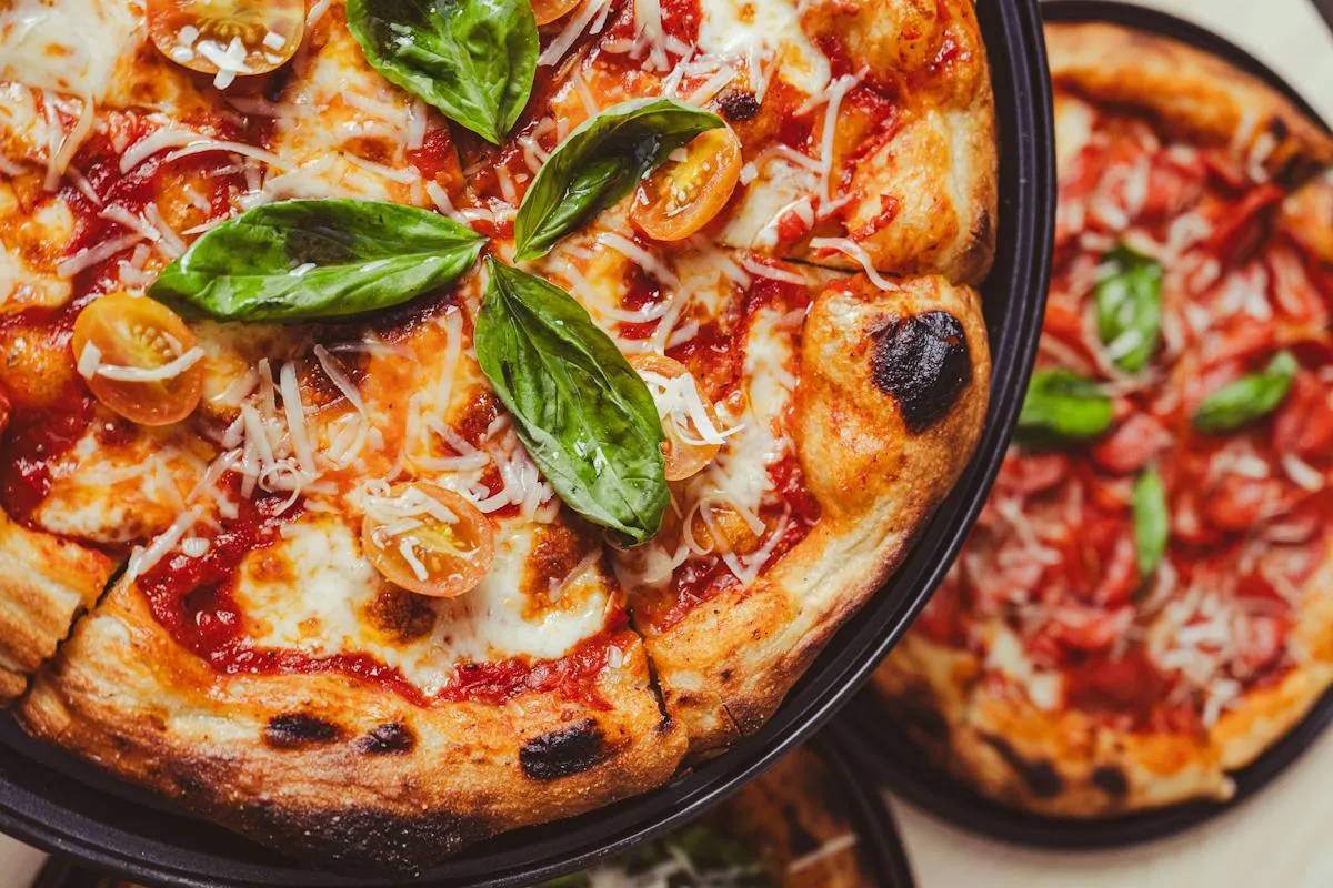 Frissen tálalt pizza sajtos feltéttel